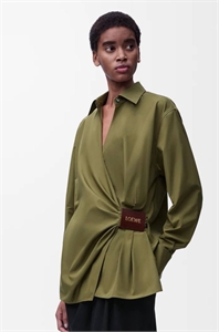 {{productViewItem.photos[photoViewList.activeNavIndex].Alt || productViewItem.photos[photoViewList.activeNavIndex].Description || 'Рубашка LOEWE'}}