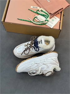 {{productViewItem.photos[photoViewList.activeNavIndex].Alt || productViewItem.photos[photoViewList.activeNavIndex].Description || 'Кроссовки MIU MIU'}}