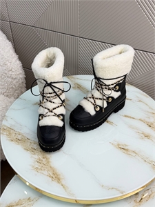 {{productViewItem.photos[photoViewList.activeNavIndex].Alt || productViewItem.photos[photoViewList.activeNavIndex].Description || 'Ботинки CHANEL'}}