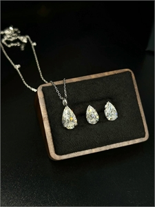 {{productViewItem.photos[photoViewList.activeNavIndex].Alt || productViewItem.photos[photoViewList.activeNavIndex].Description || 'Кулон GRAFF 3 ct'}}