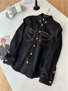 {{productViewItem.photos[photoViewList.activeNavIndex].Alt || productViewItem.photos[photoViewList.activeNavIndex].Description || 'Рубашка Schiaparelli'}}