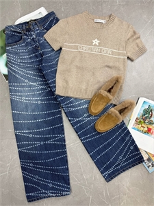 {{productViewItem.photos[photoViewList.activeNavIndex].Alt || productViewItem.photos[photoViewList.activeNavIndex].Description || 'Джинсы CHANEL'}}