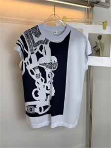 {{productViewItem.photos[photoViewList.activeNavIndex].Alt || productViewItem.photos[photoViewList.activeNavIndex].Description || 'Кофта HERMES'}}