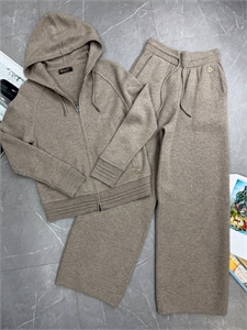 {{productViewItem.photos[photoViewList.activeNavIndex].Alt || productViewItem.photos[photoViewList.activeNavIndex].Description || 'Костюм LORO PIANA'}}