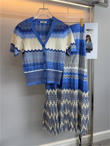 {{productViewItem.photos[photoViewList.activeNavIndex].Alt || productViewItem.photos[photoViewList.activeNavIndex].Description || 'Костюм SANDRO'}}