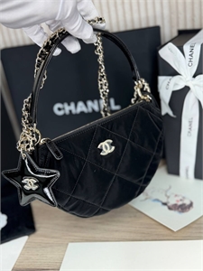 {{productViewItem.photos[photoViewList.activeNavIndex].Alt || productViewItem.photos[photoViewList.activeNavIndex].Description || 'Сумка CHANEL'}}