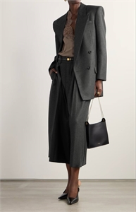 {{productViewItem.photos[photoViewList.activeNavIndex].Alt || productViewItem.photos[photoViewList.activeNavIndex].Description || 'Пиджак YSL'}}