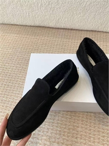 {{productViewItem.photos[photoViewList.activeNavIndex].Alt || productViewItem.photos[photoViewList.activeNavIndex].Description || 'Лоферы THE ROW'}}