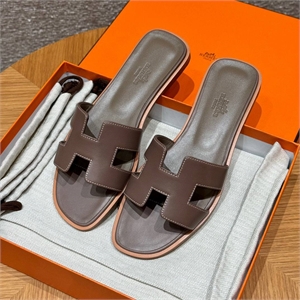 {{productViewItem.photos[photoViewList.activeNavIndex].Alt || productViewItem.photos[photoViewList.activeNavIndex].Description || 'Тапочки HERMES'}}