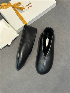 {{productViewItem.photos[photoViewList.activeNavIndex].Alt || productViewItem.photos[photoViewList.activeNavIndex].Description || 'Балетки THE ROW'}}