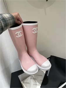 {{productViewItem.photos[photoViewList.activeNavIndex].Alt || productViewItem.photos[photoViewList.activeNavIndex].Description || 'Сапоги CHANEL'}}