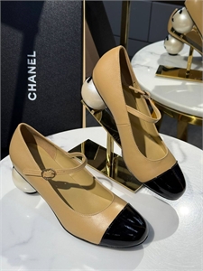 {{productViewItem.photos[photoViewList.activeNavIndex].Alt || productViewItem.photos[photoViewList.activeNavIndex].Description || 'Туфли CHANEL'}}