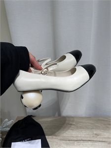 {{productViewItem.photos[photoViewList.activeNavIndex].Alt || productViewItem.photos[photoViewList.activeNavIndex].Description || 'Туфли CHANEL'}}