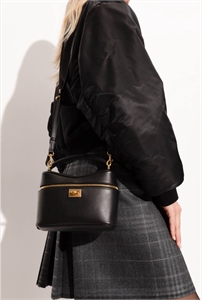 {{productViewItem.photos[photoViewList.activeNavIndex].Alt || productViewItem.photos[photoViewList.activeNavIndex].Description || 'Сумка BALENCIAGA'}}