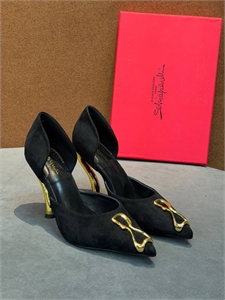 {{productViewItem.photos[photoViewList.activeNavIndex].Alt || productViewItem.photos[photoViewList.activeNavIndex].Description || 'Туфли Schiaparelli'}}