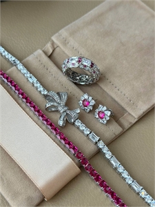 {{productViewItem.photos[photoViewList.activeNavIndex].Alt || productViewItem.photos[photoViewList.activeNavIndex].Description || 'Браслет - бант GRAFF'}}