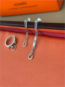 {{productViewItem.photos[photoViewList.activeNavIndex].Alt || productViewItem.photos[photoViewList.activeNavIndex].Description || 'Серьги HERMES'}}