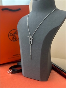 {{productViewItem.photos[photoViewList.activeNavIndex].Alt || productViewItem.photos[photoViewList.activeNavIndex].Description || 'Кулон HERMES'}}