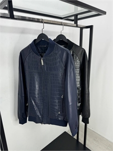 {{productViewItem.photos[photoViewList.activeNavIndex].Alt || productViewItem.photos[photoViewList.activeNavIndex].Description || 'Куртка SR со вставками кожи крокодила'}}