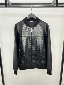 {{productViewItem.photos[photoViewList.activeNavIndex].Alt || productViewItem.photos[photoViewList.activeNavIndex].Description || 'Куртка SR со вставками кожи крокодила'}}