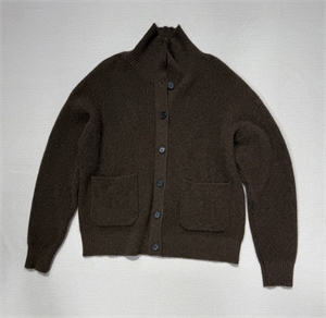 {{productViewItem.photos[photoViewList.activeNavIndex].Alt || productViewItem.photos[photoViewList.activeNavIndex].Description || 'Кардиган THE ROW'}}