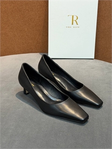 {{productViewItem.photos[photoViewList.activeNavIndex].Alt || productViewItem.photos[photoViewList.activeNavIndex].Description || 'Туфли THE ROW'}}