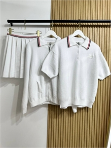 {{productViewItem.photos[photoViewList.activeNavIndex].Alt || productViewItem.photos[photoViewList.activeNavIndex].Description || 'Кофта MIU MIU'}}