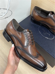 {{productViewItem.photos[photoViewList.activeNavIndex].Alt || productViewItem.photos[photoViewList.activeNavIndex].Description || 'Туфли Prada'}}