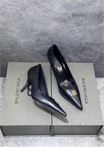 {{productViewItem.photos[photoViewList.activeNavIndex].Alt || productViewItem.photos[photoViewList.activeNavIndex].Description || 'Туфли BALENCIAGA'}}