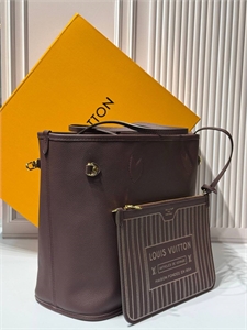 {{productViewItem.photos[photoViewList.activeNavIndex].Alt || productViewItem.photos[photoViewList.activeNavIndex].Description || 'Сумка LOUIS VUITTON Двусторонняя'}}