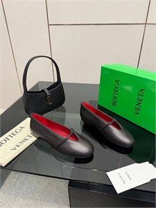{{productViewItem.photos[photoViewList.activeNavIndex].Alt || productViewItem.photos[photoViewList.activeNavIndex].Description || 'Балетки BOTTEGA VENETA'}}