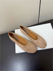 {{productViewItem.photos[photoViewList.activeNavIndex].Alt || productViewItem.photos[photoViewList.activeNavIndex].Description || 'Балетки THE ROW'}}