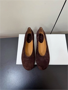 {{productViewItem.photos[photoViewList.activeNavIndex].Alt || productViewItem.photos[photoViewList.activeNavIndex].Description || 'Балетки THE ROW'}}