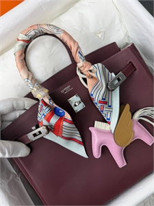{{productViewItem.photos[photoViewList.activeNavIndex].Alt || productViewItem.photos[photoViewList.activeNavIndex].Description || 'Твилли HERMES'}}