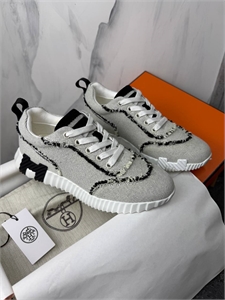 {{productViewItem.photos[photoViewList.activeNavIndex].Alt || productViewItem.photos[photoViewList.activeNavIndex].Description || 'Кроссовки HERMES'}}