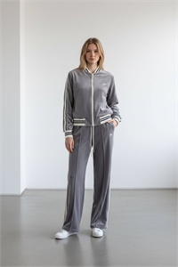 {{productViewItem.photos[photoViewList.activeNavIndex].Alt || productViewItem.photos[photoViewList.activeNavIndex].Description || 'Костюм CELINE'}}