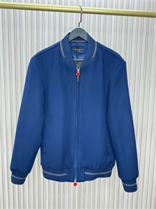 {{productViewItem.photos[photoViewList.activeNavIndex].Alt || productViewItem.photos[photoViewList.activeNavIndex].Description || 'Кашемировая куртка KITON'}}