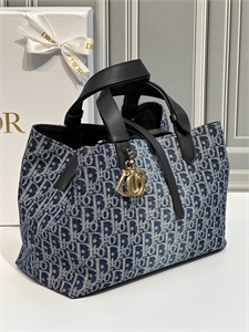 {{productViewItem.photos[photoViewList.activeNavIndex].Alt || productViewItem.photos[photoViewList.activeNavIndex].Description || 'Сумка DIOR'}}