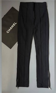 {{productViewItem.photos[photoViewList.activeNavIndex].Alt || productViewItem.photos[photoViewList.activeNavIndex].Description || 'Штаны CHANEL'}}