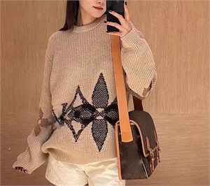 {{productViewItem.photos[photoViewList.activeNavIndex].Alt || productViewItem.photos[photoViewList.activeNavIndex].Description || 'Кофта LOUIS VUITTON'}}