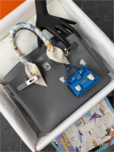 {{productViewItem.photos[photoViewList.activeNavIndex].Alt || productViewItem.photos[photoViewList.activeNavIndex].Description || 'Твилли HERMES'}}