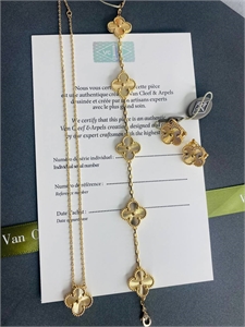 {{productViewItem.photos[photoViewList.activeNavIndex].Alt || productViewItem.photos[photoViewList.activeNavIndex].Description || 'Кулон Van Cleef'}}