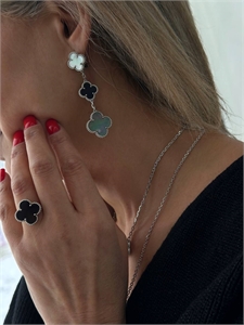 {{productViewItem.photos[photoViewList.activeNavIndex].Alt || productViewItem.photos[photoViewList.activeNavIndex].Description || 'Кольцо Van Cleef'}}