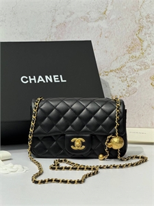 {{productViewItem.photos[photoViewList.activeNavIndex].Alt || productViewItem.photos[photoViewList.activeNavIndex].Description || 'Сумка CHANEL'}}