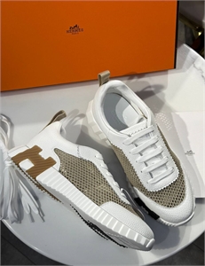 {{productViewItem.photos[photoViewList.activeNavIndex].Alt || productViewItem.photos[photoViewList.activeNavIndex].Description || 'Кроссовки HERMES'}}