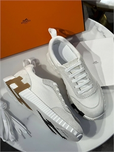 {{productViewItem.photos[photoViewList.activeNavIndex].Alt || productViewItem.photos[photoViewList.activeNavIndex].Description || 'Кроссовки HERMES'}}