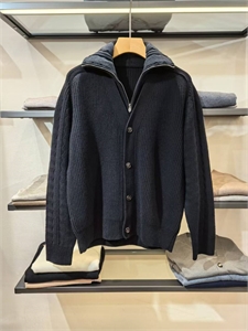 {{productViewItem.photos[photoViewList.activeNavIndex].Alt || productViewItem.photos[photoViewList.activeNavIndex].Description || 'Кардиган HERMES'}}