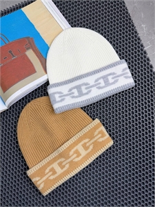 {{productViewItem.photos[photoViewList.activeNavIndex].Alt || productViewItem.photos[photoViewList.activeNavIndex].Description || 'Шапка HERMES'}}