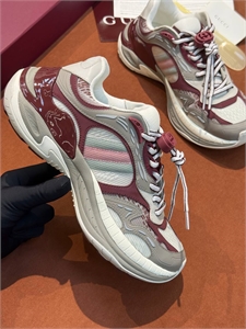 {{productViewItem.photos[photoViewList.activeNavIndex].Alt || productViewItem.photos[photoViewList.activeNavIndex].Description || 'Кроссовки GUCCI'}}