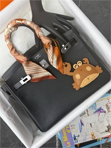 {{productViewItem.photos[photoViewList.activeNavIndex].Alt || productViewItem.photos[photoViewList.activeNavIndex].Description || 'Твилли HERMES'}}